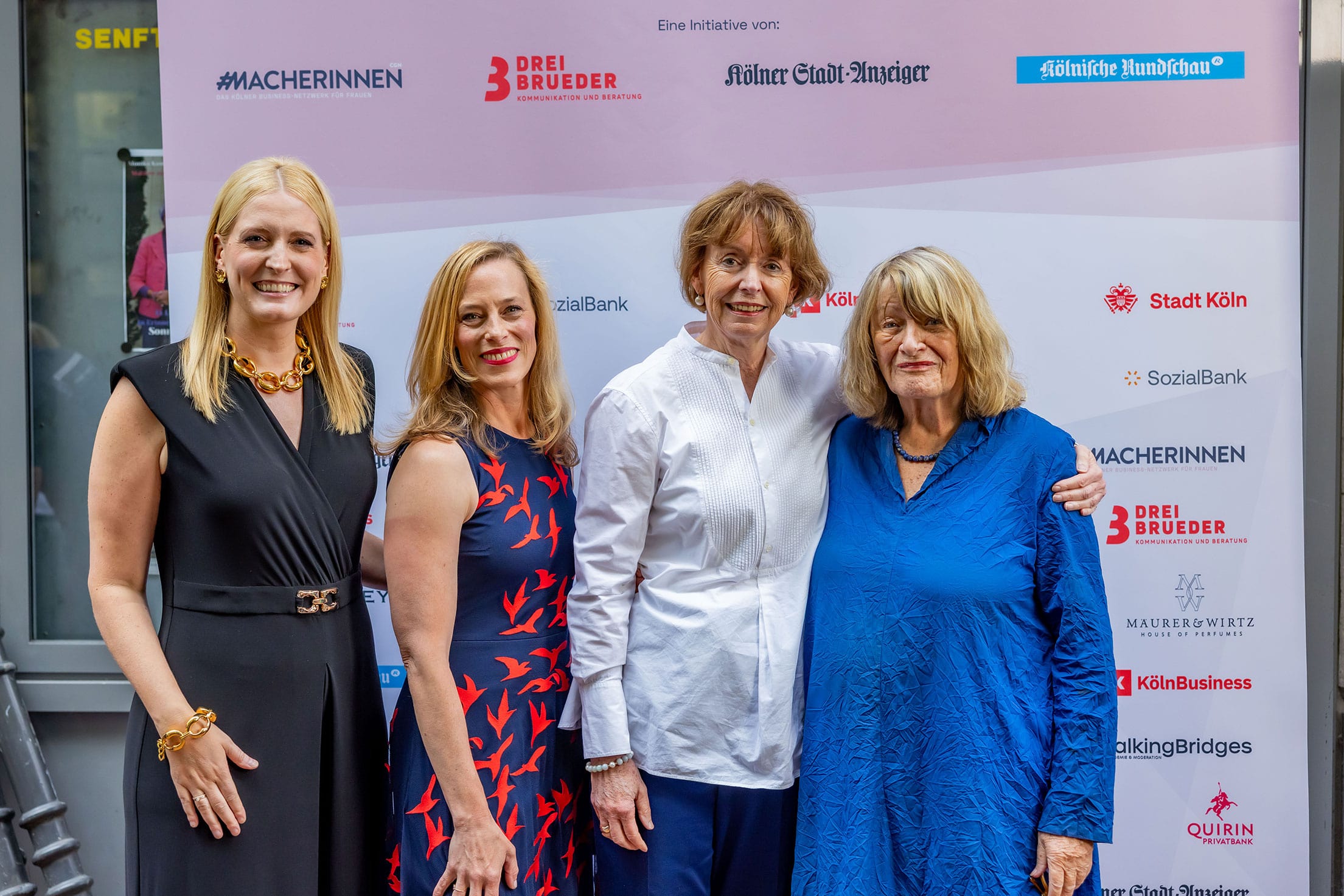 2025-07-08-MACHERINNEN-AWARD-PRESSEWAND-DRAUSSEN-48-min